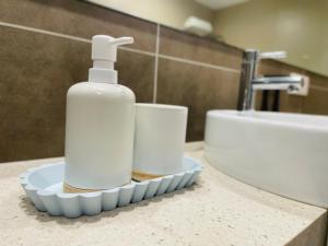 Vannituba majutusasutuses Modern unit, Pool, Gym & CBD location