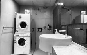 Vannituba majutusasutuses Modern unit, Pool, Gym & CBD location