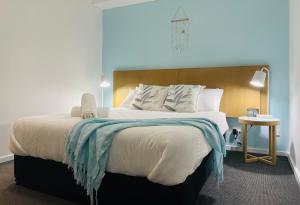Voodi või voodid majutusasutuse Modern unit, Pool, Gym & CBD location toas