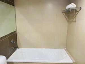 Vannituba majutusasutuses Modern unit, Pool, Gym & CBD location
