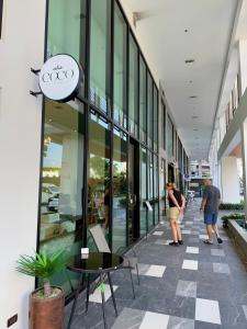 清迈The Astra skyriver最受欢迎无边泳池公寓的一群人站在建筑物外面