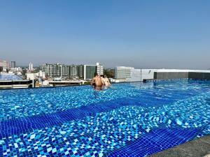 The Astra skyriver最受欢迎无边泳池公寓内部或周边的泳池