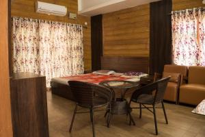 a room with a bed and a table and chairs at Palamau Tiger Reserve Eco Habitat in Kechki