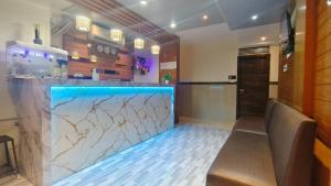 a large fish tank in a room at Hotel Ashraya International in Mumbai