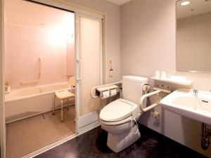 un bagno con wc, lavandino e doccia di Navios Yokohama a Yokohama
