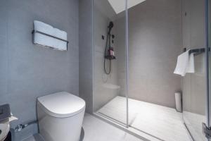 Bilik mandi di Atour Light Hotel Zhuhai Xiangzhou Mingzhu Station