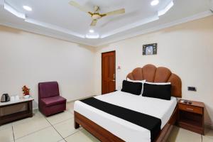 Postel nebo postele na pokoji v ubytování Hotel O Park Town Near Nehru Stadium + 28 fotografií