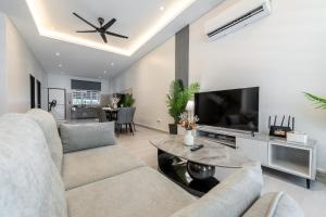 TV a/nebo společenská místnost v ubytování La Ferringhi Villa - 5 Bedroom Bungalows by ALV