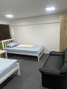 Una cama o camas en una habitación de JC home 刘 先 生