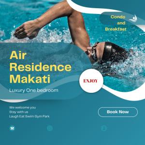 马尼拉Alice in Wonderland Enchanting Makati Retreat 300 Mbps的一名女子在水中游泳的图片 更多2张照片