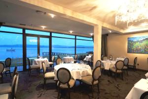 מסעדה או מקום אחר לאכול בו ב-Oasis Beach Resort