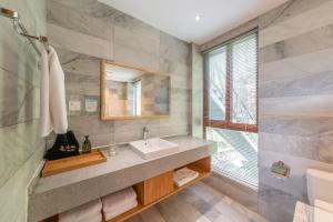 Koupelna v ubytování Anji Bamboo Homestay