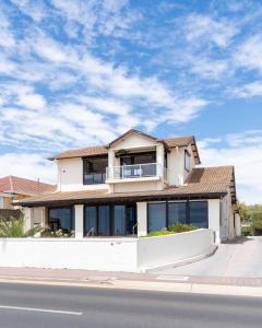 Gallery image of Belle Escapes - Ocean Breeze Family Villa in Somerton Park