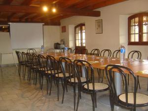 a conference room with a long table and chairs at Logis Hôtel Les 3B in Nouilhan