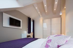 Postel nebo postele na pokoji v ubytování Laura Lux Suites