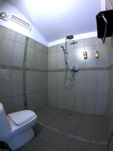 ein Badezimmer mit Dusche und Toilette in der Unterkunft Saracen View Apartments in Phumĭ Kaôh Rŭng Sâmlœ̆m Khnŏng