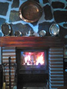 Elle dispose d'une cheminée avec un poêle. dans l'établissement Mágina Dream Pegalajar Dormitorios disponibles según número huéspedes, à Pegalajar