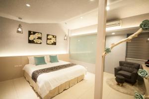 ein Schlafzimmer mit einem Bett und einem Stuhl darin in der Unterkunft Yesday B&B in Dongshan