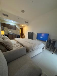 Μια τηλεόραση ή/και κέντρο ψυχαγωγίας στο Fam building smart tower