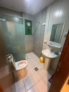 Ένα μπάνιο στο Fam building smart tower +4 φωτογραφίες