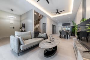 TV a/nebo společenská místnost v ubytování La Ferringhi Villa - 5 Bedroom Bungalows by ALV