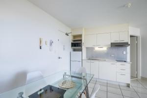 Una cocina o zona de cocina en Sandcastles Mooloolaba
