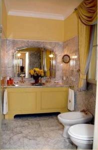 La salle de bains est pourvue d'un lavabo, de toilettes et d'un miroir. dans l'établissement Bastgen Bed & Breakfast, à Wittlich