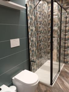 a bathroom with a toilet and a shower at Vista sul Corso rooms in Rome