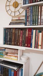 Perpustakaan di apartmen