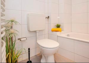 Et badeværelse på Gemütliche 2 Zimmerwohnung für 4