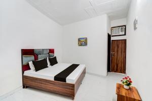 Postel nebo postele na pokoji v ubytování Super Hotel O Burari New Delhi