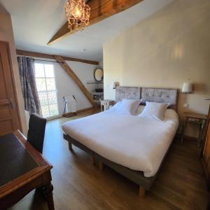 Ένα ή περισσότερα κρεβάτια σε δωμάτιο στο Hôtel La Tour Perrier