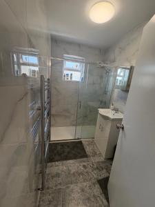 Bilik mandi di Decosy Apartment +80 gambar