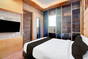 Palette Swaroop Nagar Formerly Shanti Kutir的电视和/或娱乐中心