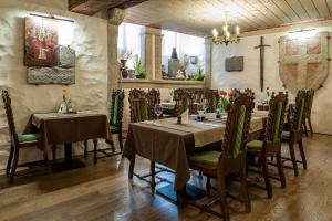 - un restaurant avec des tables et des chaises dans une salle dans l'établissement Three Crowns Residents, à Tallinn