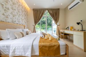 バトゥ・フェリンギにあるLa Ferringhi Villa - Ryokan Collection, by ALVのベッド、机、窓のある寝室 +162枚の写真