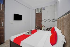 TV a/nebo společenská místnost v ubytování Hotel O Raj Residency + 17 fotografií