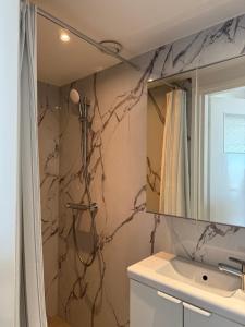 Ένα μπάνιο στο Piano Apartment +18 φωτογραφίες