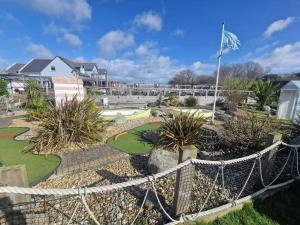 Taman di luar Home with a view Whitecliff Bay Holiday Park