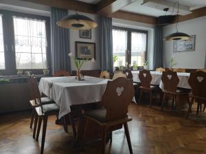 Restaurace v ubytování Gasthof Zur Goldenen Sonne