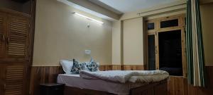 Shree Dev Narayan Hotel客房内的一张或多张床位