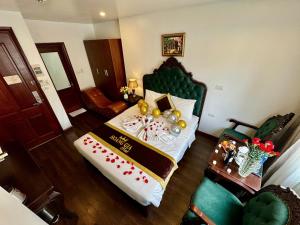 Postel nebo postele na pokoji v ubytování Hoàng Gia Hotel Nhân Hòa