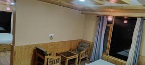 Shree Dev Narayan Hotel客房内的一张或多张床位