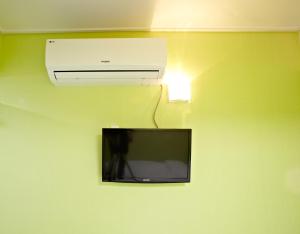 TV a/nebo společenská místnost v ubytování Rainbow Hotel Myeongdong