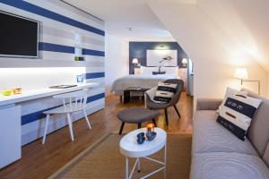 een hotelkamer met een bed en een woonkamer bij Hotel Seehof in Zürich