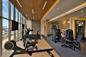 Fitness centrum a/nebo fitness zařízení v ubytování Hotel Local Dubai at Jumeirah Village Triangle