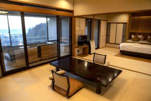 Sakahijiri gyokushoen客房内的一张或多张床位