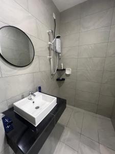 a bathroom with a sink and a mirror at Skytrees 公寓 距Aeon五分钟路程 in Johor Bahru