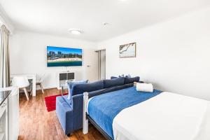 Кровать или кровати в номере Caloundra Affordable Beachside Studio