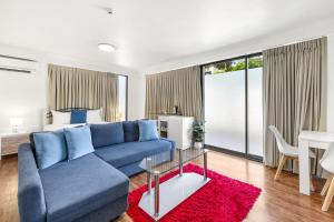 Гостиная зона в Caloundra Affordable Beachside Studio